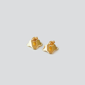 Polished backs of Plume single fan earrings in 18K gold vermeil